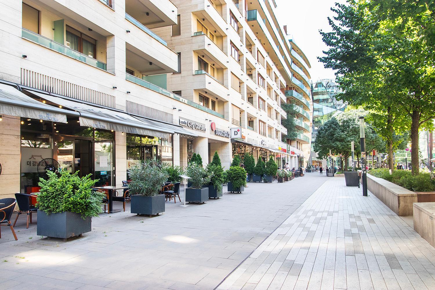 Corvin Gem2 Apartment With Parking, Budapest